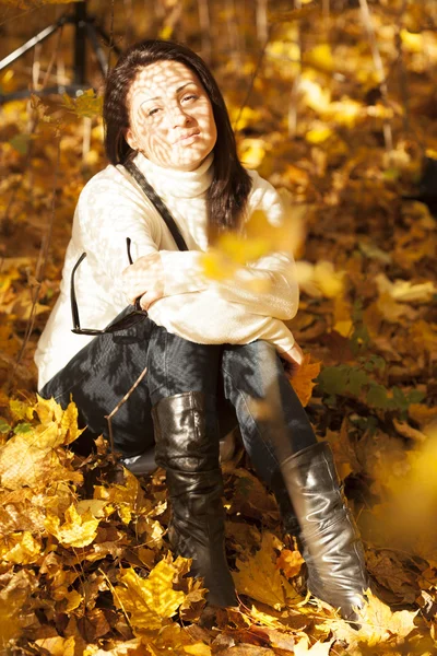 Fashion girl in autumn wood — Stock Photo, Image