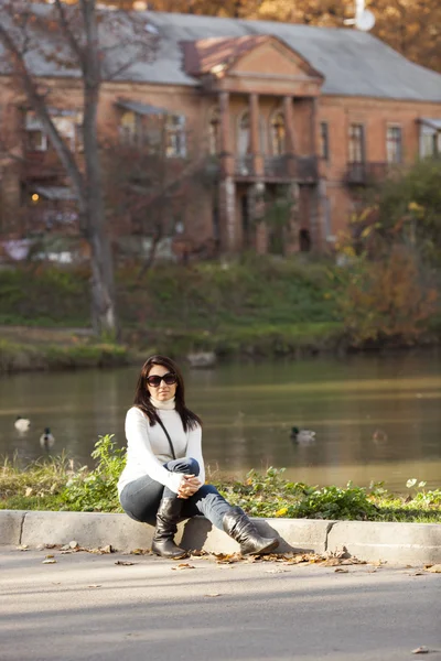 Fashion girl in autumn park — Stock Photo, Image