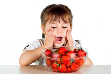 bir çocuk ile bir kase taze çilek
