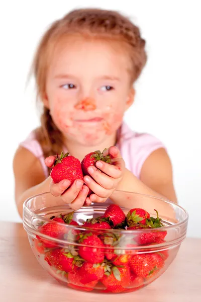 A child with a bowl fresh strawberries — Stock Photo, Image