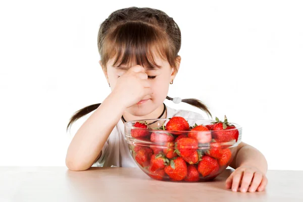 Ett barn med en skål färska jordgubbar — Stockfoto
