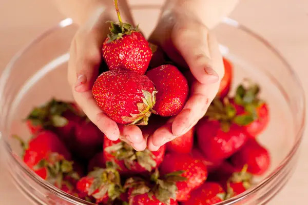 Hands with fresh strawberries — Stock Photo, Image