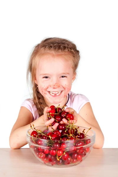 Uma criança com uma tigela de cereja fresca — Fotografia de Stock
