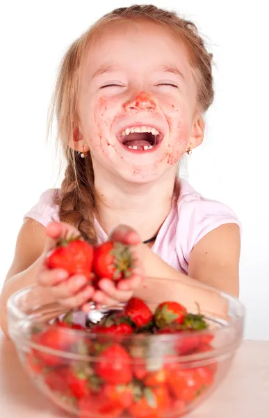 Дитина з мискою свіжа полуниця — стокове фото
