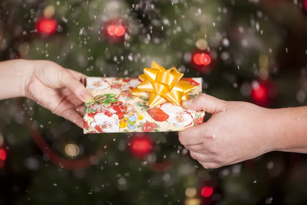 Consegna regalo tra un uomo e una donna — Foto Stock