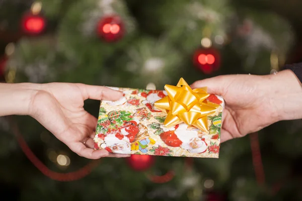 Entrega de regalos entre un hombre y una mujer —  Fotos de Stock