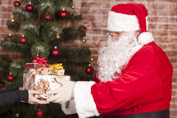 Papai Noel traz presente de Natal — Fotografia de Stock