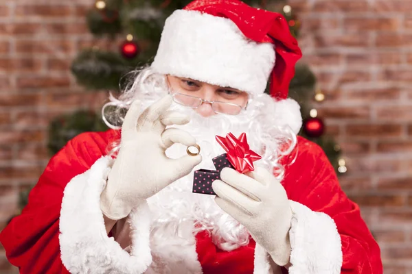 Smycken ring gåva jultomte — Stockfoto