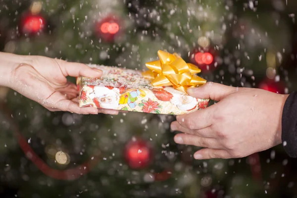 Entrega de presentes entre um homem e uma mulher — Fotografia de Stock