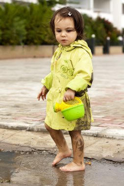 Kız bir su birikintisi içine yürüyüş