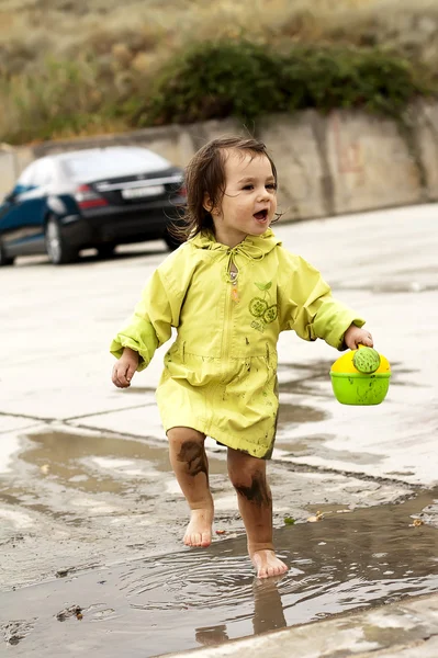 Girl jumps into a puddle — Stock Photo, Image