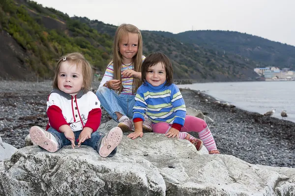 Bedårande glad glad leende liten flicka på stranden semester — Stockfoto