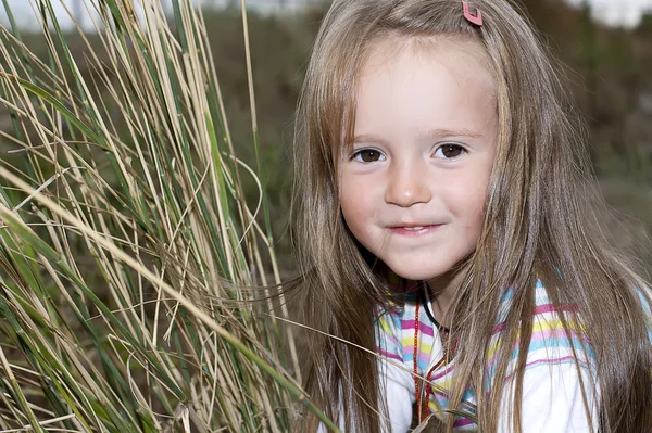 小女孩在草丛里的草地上 — 图库照片