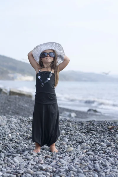 Schattig gelukkig lachend klein meisje op strandvakantie — Stockfoto