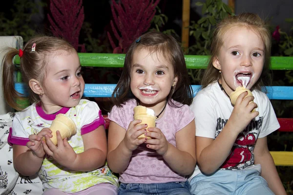 Fröhliche Kindergruppe mit Eis im Freien — Stockfoto