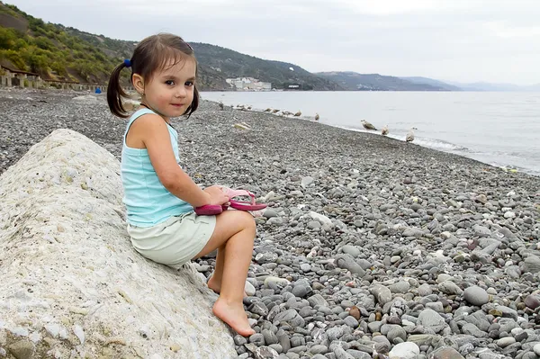 Bedårande glad glad leende liten flicka på stranden semester — Stockfoto