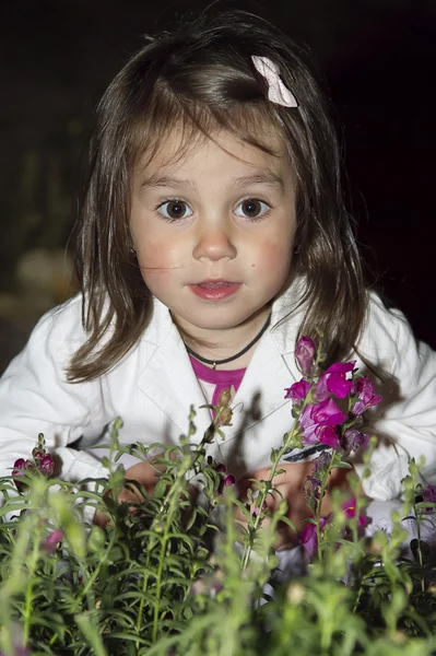 Schattige kleine gelukkig lachende meisjes spelen in een bloeiende — Stockfoto