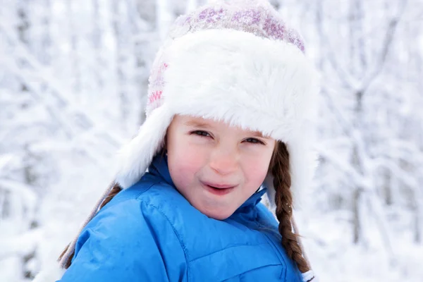A havas erdőben csodálatos gyermek — Stock Fotó