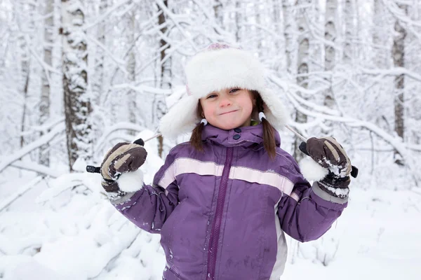 Vidunderlig barn i snødekte skoger – stockfoto