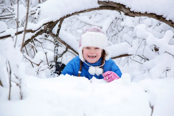 Maravilloso niño en los bosques nevados — Foto de Stock