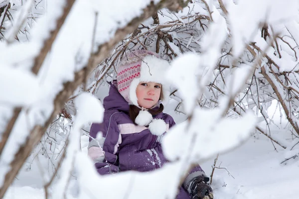 Maravilloso niño en los bosques nevados — Foto de Stock