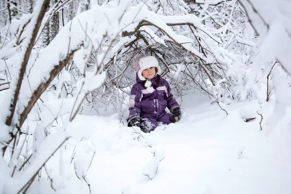 Vidunderlig barn i snødekte skoger – stockfoto