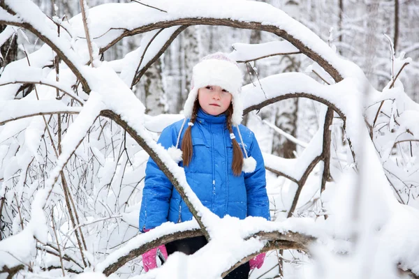 Úžasné dítě v zasněžených lesích — Stock fotografie