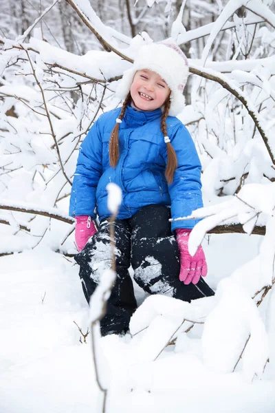 Vidunderlig barn i snødekte skoger – stockfoto