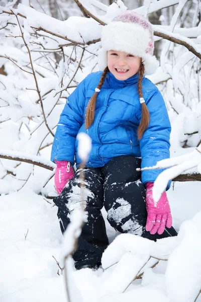 Maravilloso niño en los bosques nevados — Foto de Stock