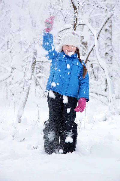 Vidunderlig barn i snødekte skoger – stockfoto