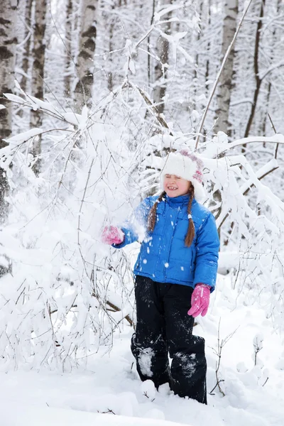 Vidunderlig barn i snødekte skoger – stockfoto