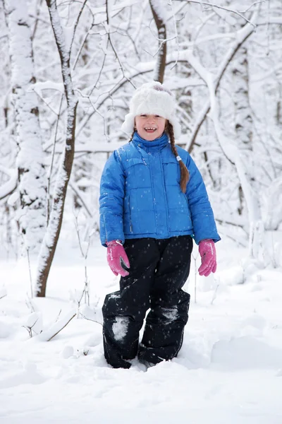 Vidunderlig barn i snødekte skoger – stockfoto