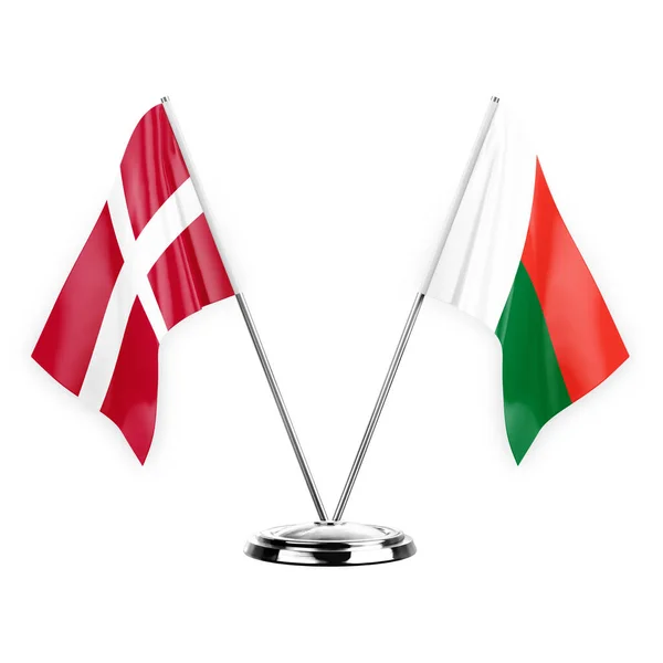 白の背景の3Dイラスト デンマークとマダガスカルに隔離された2つのテーブルフラグ — ストック写真