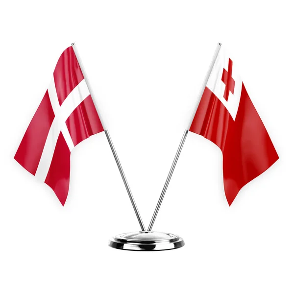 白い背景の3Dイラスト デンマークとトンガで隔離された2つのテーブルフラグ — ストック写真