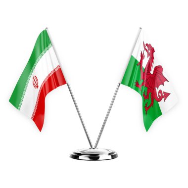 Beyaz arka planda izole edilmiş iki masa bayrağı. 3D illüstrasyon, İran ve Galler.