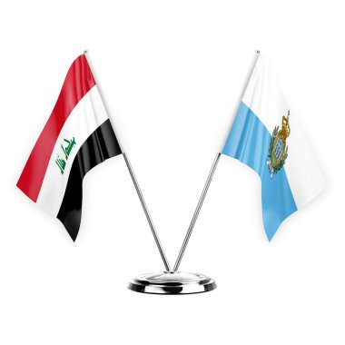 Beyaz arka planda izole edilmiş iki masa bayrağı. 3 boyutlu illüstrasyon, Irak ve San Marino.