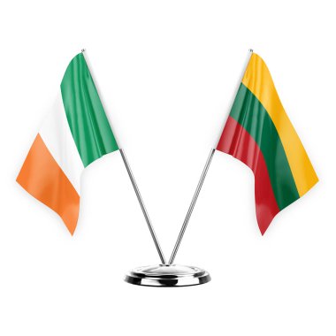 Beyaz arka planda izole edilmiş iki masa bayrağı. 3 boyutlu illüstrasyon, İrlanda ve Litvanya.