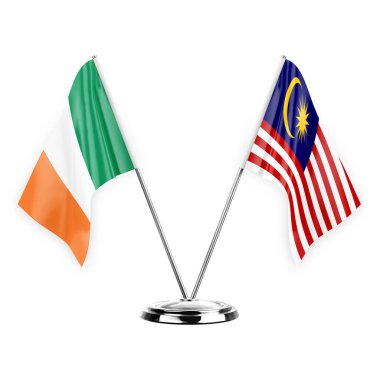 Beyaz arka planda izole edilmiş iki masa bayrağı. 3 boyutlu illüstrasyon, İrlanda ve Malezya.