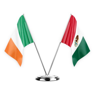 Beyaz arka planda izole edilmiş iki masa bayrağı. 3 boyutlu illüstrasyon, İrlanda ve Meksika.