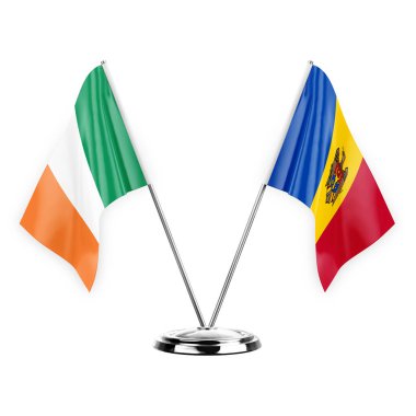 Beyaz arkaplanda izole edilmiş iki masa bayrakları 3d illüstrasyon, İrlanda ve Moldova