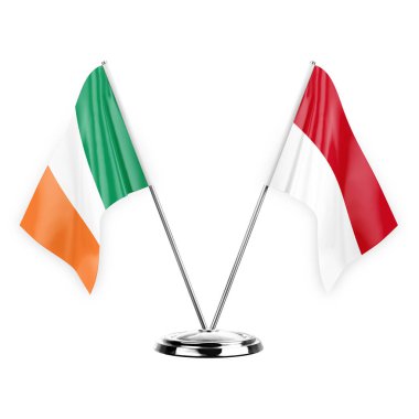Beyaz arka planda izole edilmiş iki masa bayrağı. 3 boyutlu illüstrasyon, İrlanda ve Monako.