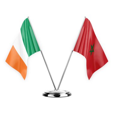 Beyaz arka planda izole edilmiş iki masa bayrağı. 3D illüstrasyon, İrlanda ve Fas.