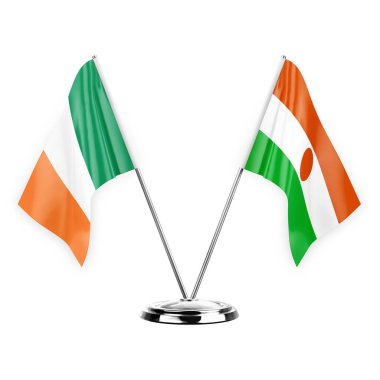 Beyaz arka planda izole edilmiş iki masa bayrakları 3 boyutlu illüstrasyon, İrlanda ve Nijer