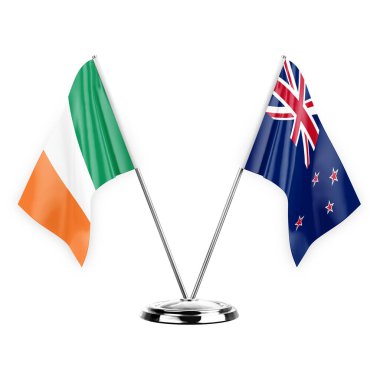 Beyaz arka planda izole edilmiş iki masa bayrakları. 3 boyutlu illüstrasyon, İrlanda ve Yeni Zelanda.