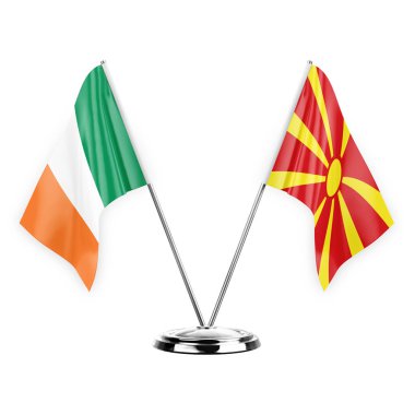 Beyaz arka planda izole edilmiş iki masa bayrakları. 3 boyutlu illüstrasyon, İrlanda ve Kuzey Massachusetts.