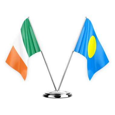 Beyaz arka planda izole edilmiş iki masa bayrakları. 3 boyutlu illüstrasyon, İrlanda ve Palau.