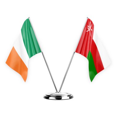 Beyaz arka planda izole edilmiş iki masa bayrakları. 3 boyutlu illüstrasyon, İrlanda ve Umman.