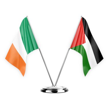 Beyaz arka planda izole edilmiş iki masa bayrağı. 3 boyutlu illüstrasyon, İrlanda ve Filistin.