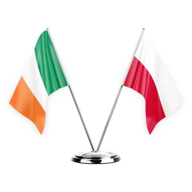 Beyaz arka planda izole edilmiş iki masa bayrakları. 3 boyutlu illüstrasyon, İrlanda ve Polonya.