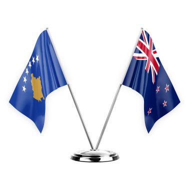 Beyaz arka planda izole edilmiş iki masa bayrağı. 3D illüstrasyon, Kosova ve Yeni Zelanda.